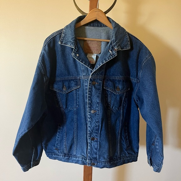 Vintage Levi’s trucker jean jacket blue denim roomy, oversized fit button-up vtg - Picture 2 of 15